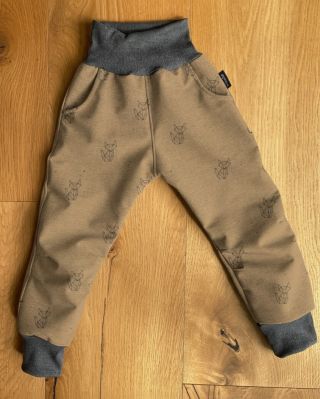 Jedny softshellky z této krásné lištičkové látky 🦊 Na webu najdete několik dalších krásných vzorů...